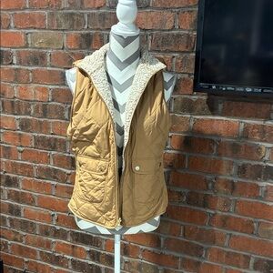 Love Tree reversible quilted/Sherpa Vest. Size Medium.